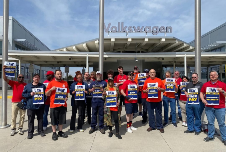 Volkswagen workers rally with UAW signs